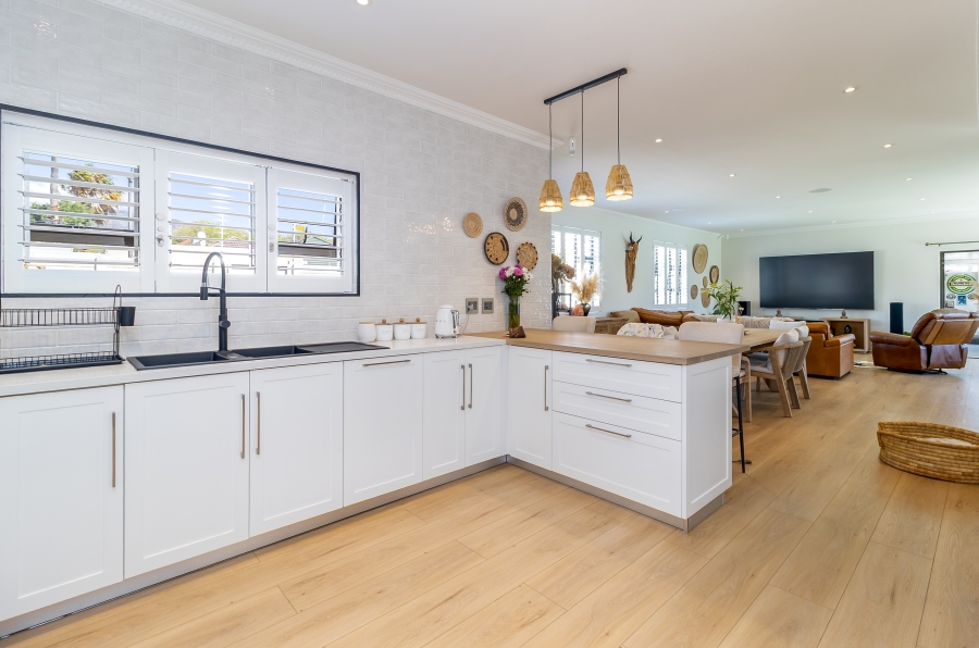 4 Bedroom Property for Sale in Kirstenhof Western Cape